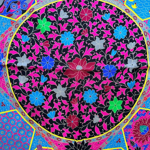 Hermès Silk Scarf - Stunning Vibrant Design - Picture 4 of 8